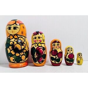 VINTAGE HAND PAINTED 5 PIECE RUSSIAN WOODEN NESTING STACKING DOLL SET